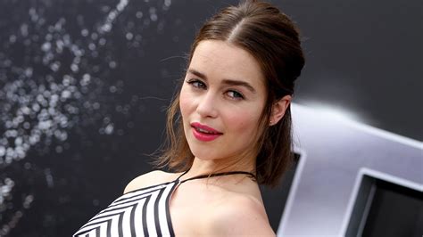 Game Of Thrones star Emilia Clarke shows off trim figure in bikini。